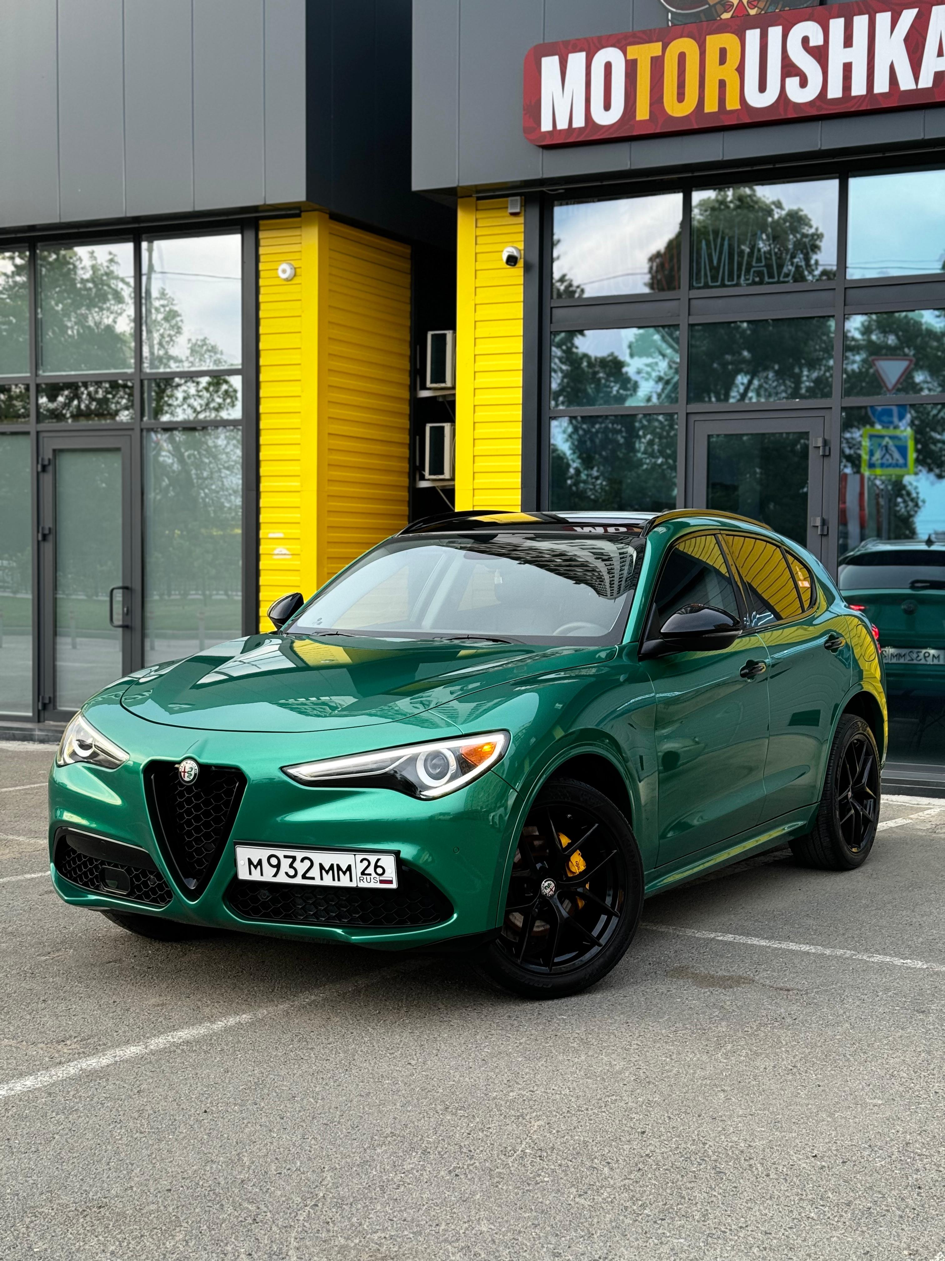 Оклейка Alfa Romeo Stelvio цветным полиуретаном Sunmax 49 BMW Green PPF