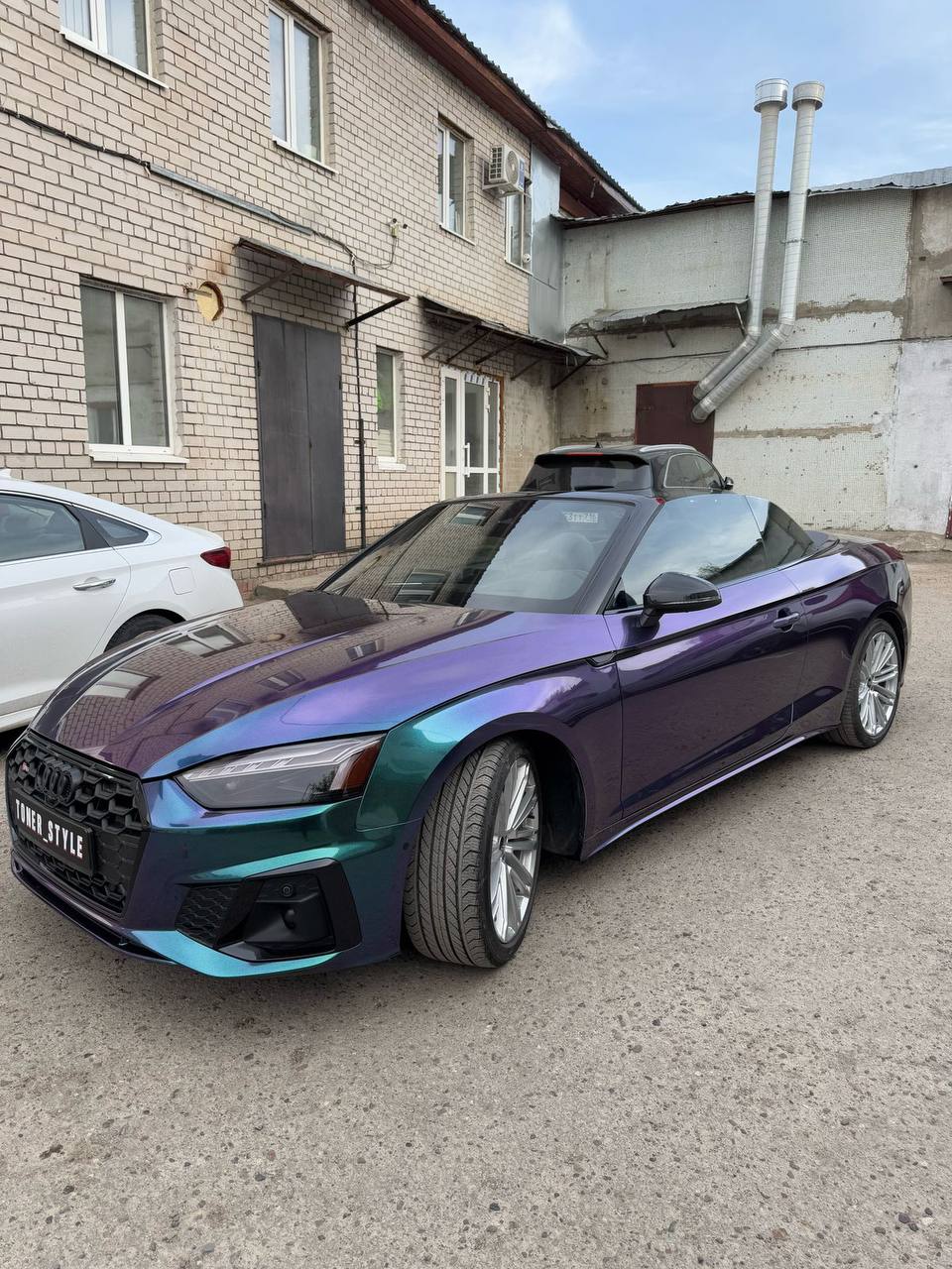 Оклейка кузова Audi цветным защитным полиуретаном Sunmax 29 Green Purple Color PPF