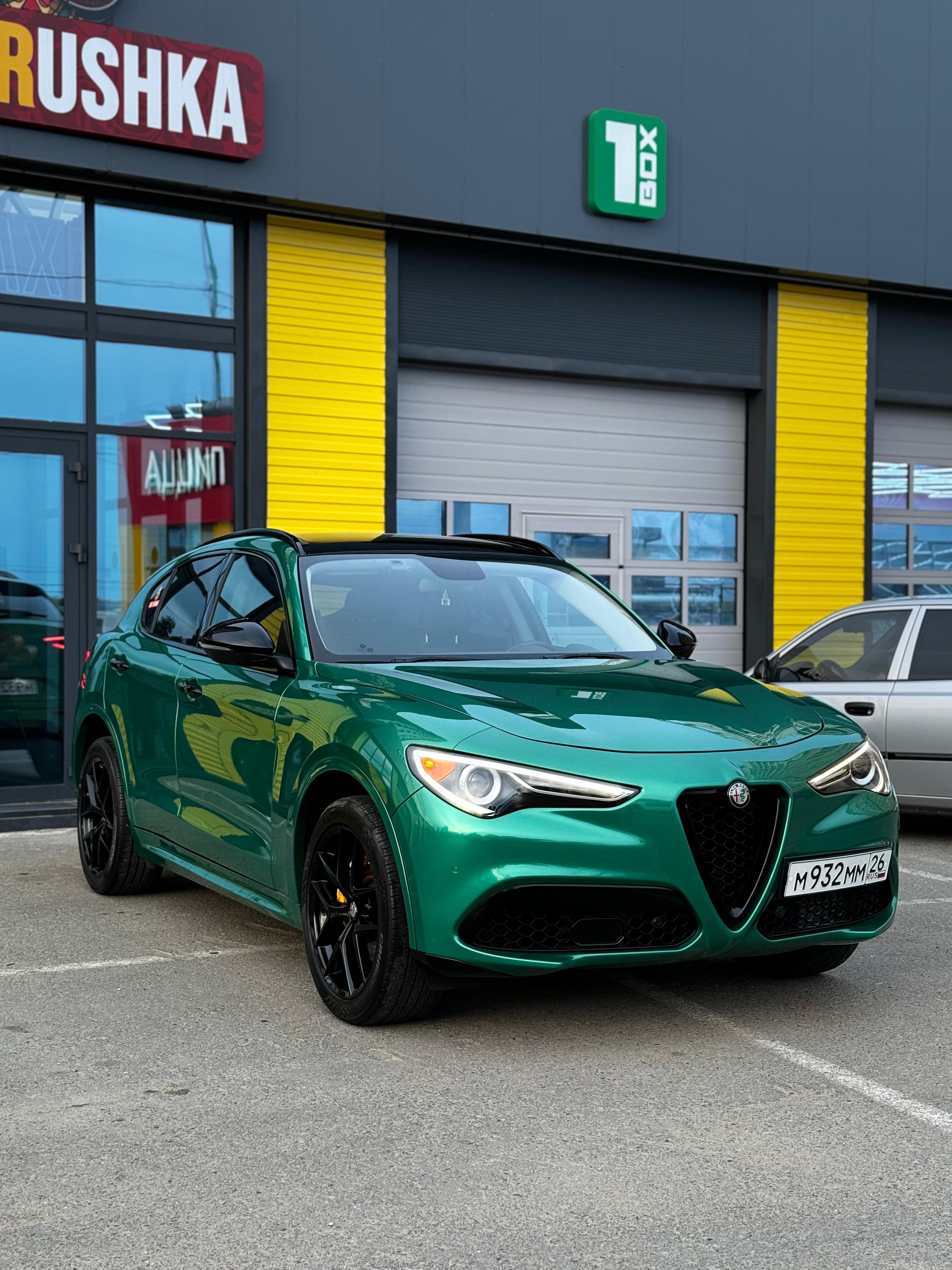 Оклейка Alfa Romeo Stelvio цветным полиуретаном Sunmax 49 BMW Green PPF